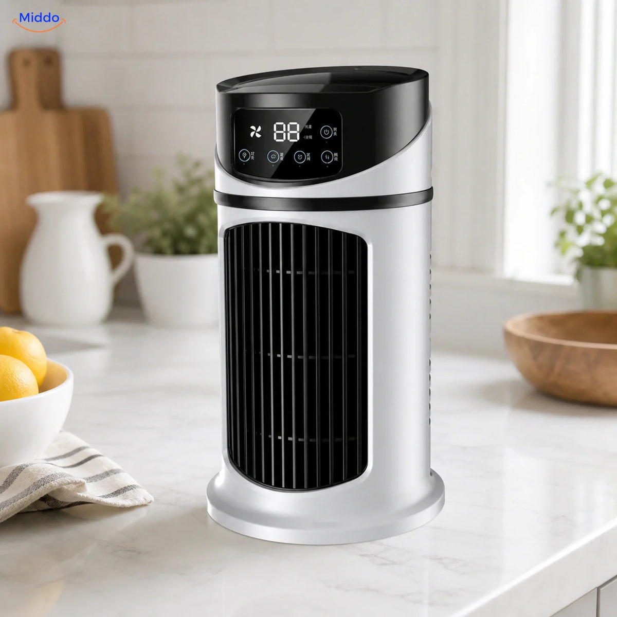 BreezeMist USB-Tischventilator mit Sprühnebel: weiß-schwarzes Modell auf einer Küchenarbeitsplatte.