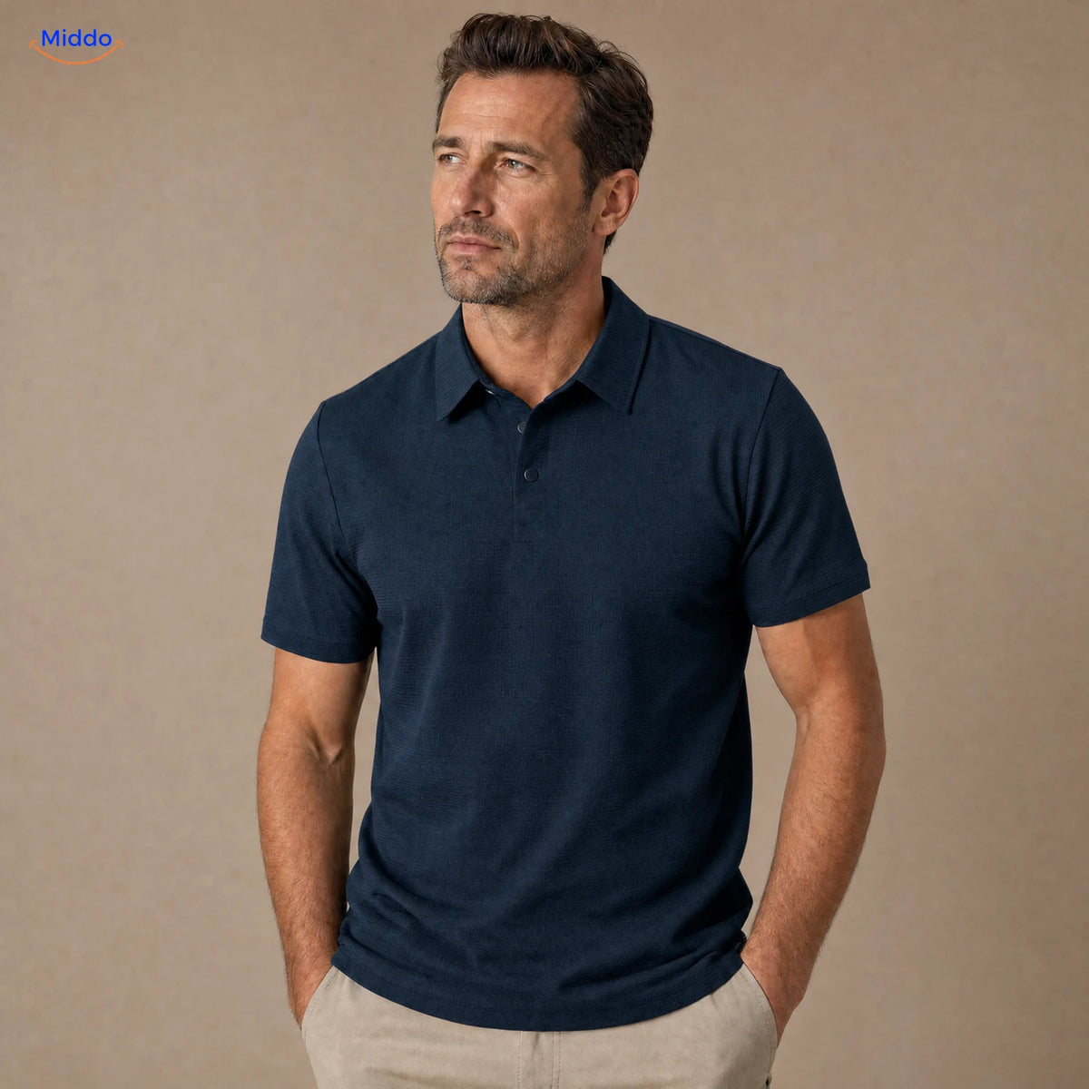 BreezeWear Herrenpolo mit kurzen Ärmeln: dunkelblaues Modell von einem Mann getragen.