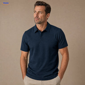 BreezeWear Herrenpolo mit kurzen Ärmeln: dunkelblaues Modell von einem Mann getragen.