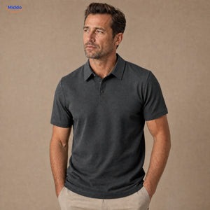 BreezeWear Herrenpolo mit kurzen Ärmeln: dunkelgraues Modell von einem Mann getragen.