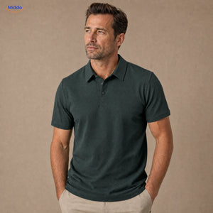 BreezeWear Herrenpolo mit kurzen Ärmeln: dunkelgrünes Modell von einem Mann getragen.