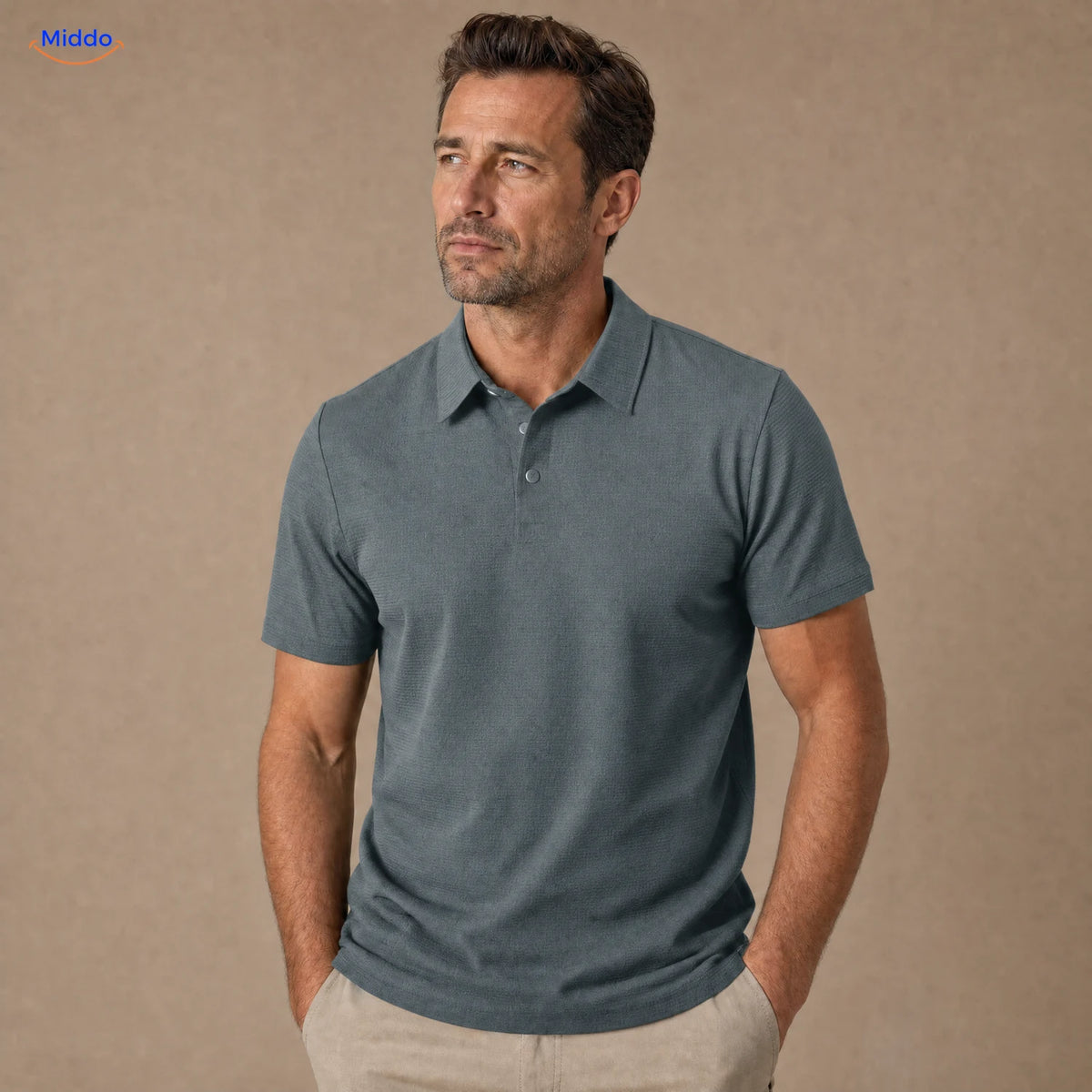 BreezeWear Herrenpolo mit kurzen Ärmeln: graublaues Modell von einem Mann getragen.