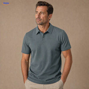 BreezeWear Herrenpolo mit kurzen Ärmeln: graublaues Modell von einem Mann getragen.