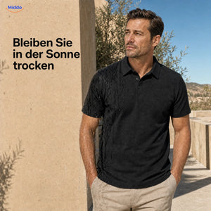 BreezeWear Herrenpolo mit kurzen Ärmeln: Mann mit schwarzem Polo an einer sonnigen Wand.