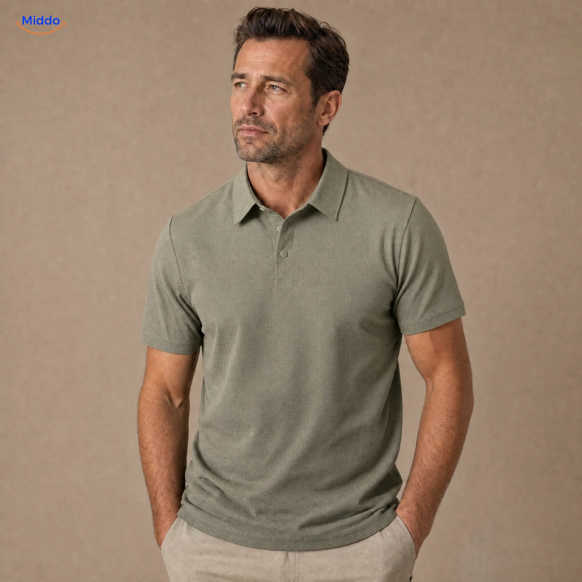BreezeWear Herrenpolo mit kurzen Ärmeln: olivgrünes Modell von einem Mann getragen.