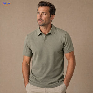 BreezeWear Herrenpolo mit kurzen Ärmeln: olivgrünes Modell von einem Mann getragen.