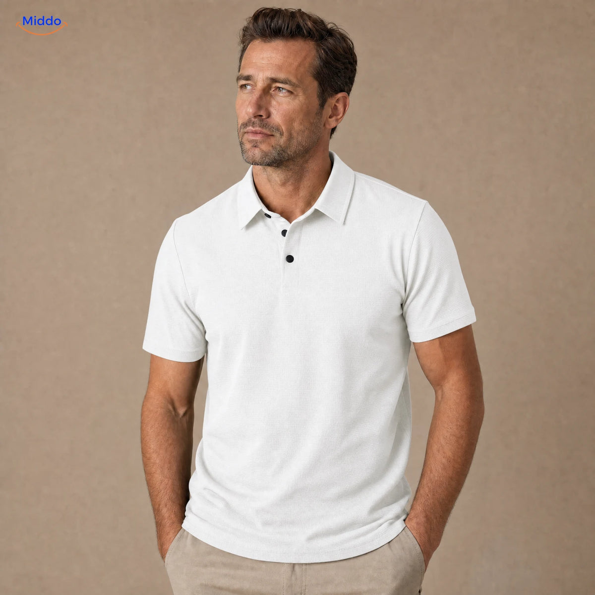 BreezeWear Herrenpolo mit kurzen Ärmeln: weißes Modell von einem Mann getragen.