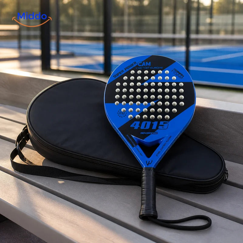 CourtMatch Padelschläger: blauer Schläger mit Hülle auf einer Bank.