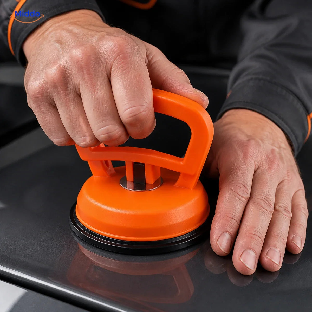 DentGrip verriegelbarer Saugheber: Hand beim flachen Andrücken des Saughebers.