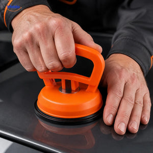 DentGrip verriegelbarer Saugheber: Hand beim flachen Andrücken des Saughebers.