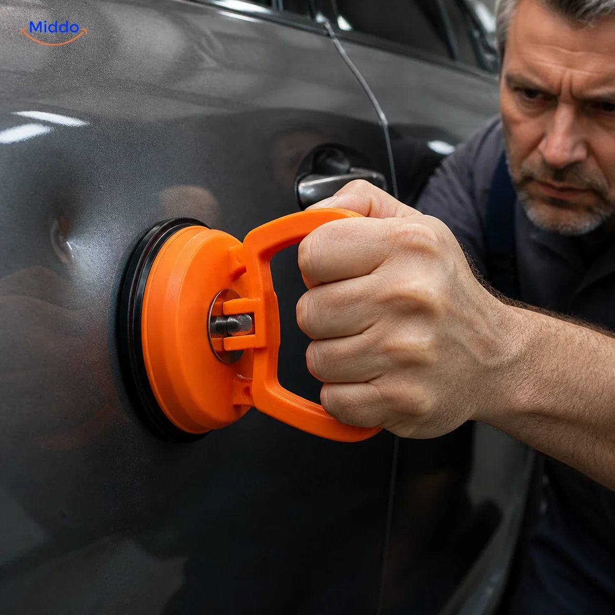 DentGrip verriegelbarer Saugheber: Mann beim Ziehen an einer Autotür mit dem Saugheber.