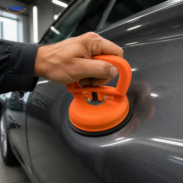 DentGrip verriegelbarer Saugheber: orangefarbener Saugheber an einer Autotür.
