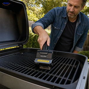 GrillMaster elektrische Grillbürste: Mann beim Reinigen des Rosts eines geöffneten Grills.