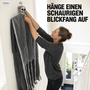 HauntCraft hängender Halloween-Geist: Frau beim Aufhängen des grauen Geists an einem Haken.