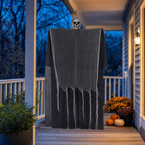 HauntCraft hängender Halloween-Geist: graue Geisterdekoration auf einer Veranda am Abend.