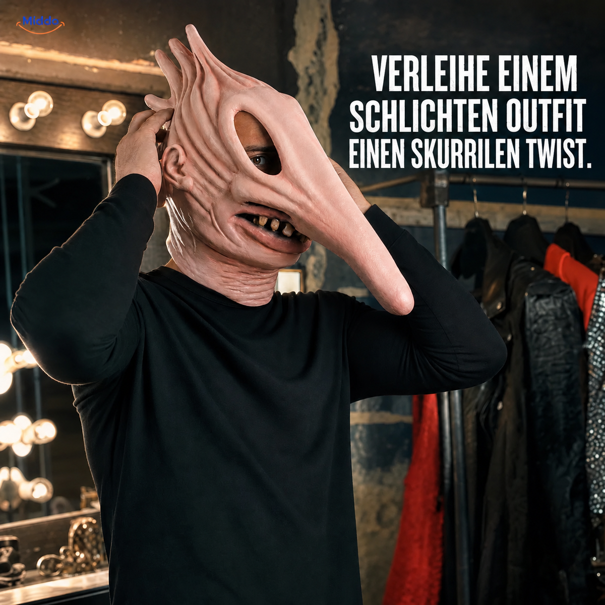 MaitlandMorph Halloween-Maske aus Latex: Mann beim Aufsetzen der Maske mit langer Nase.