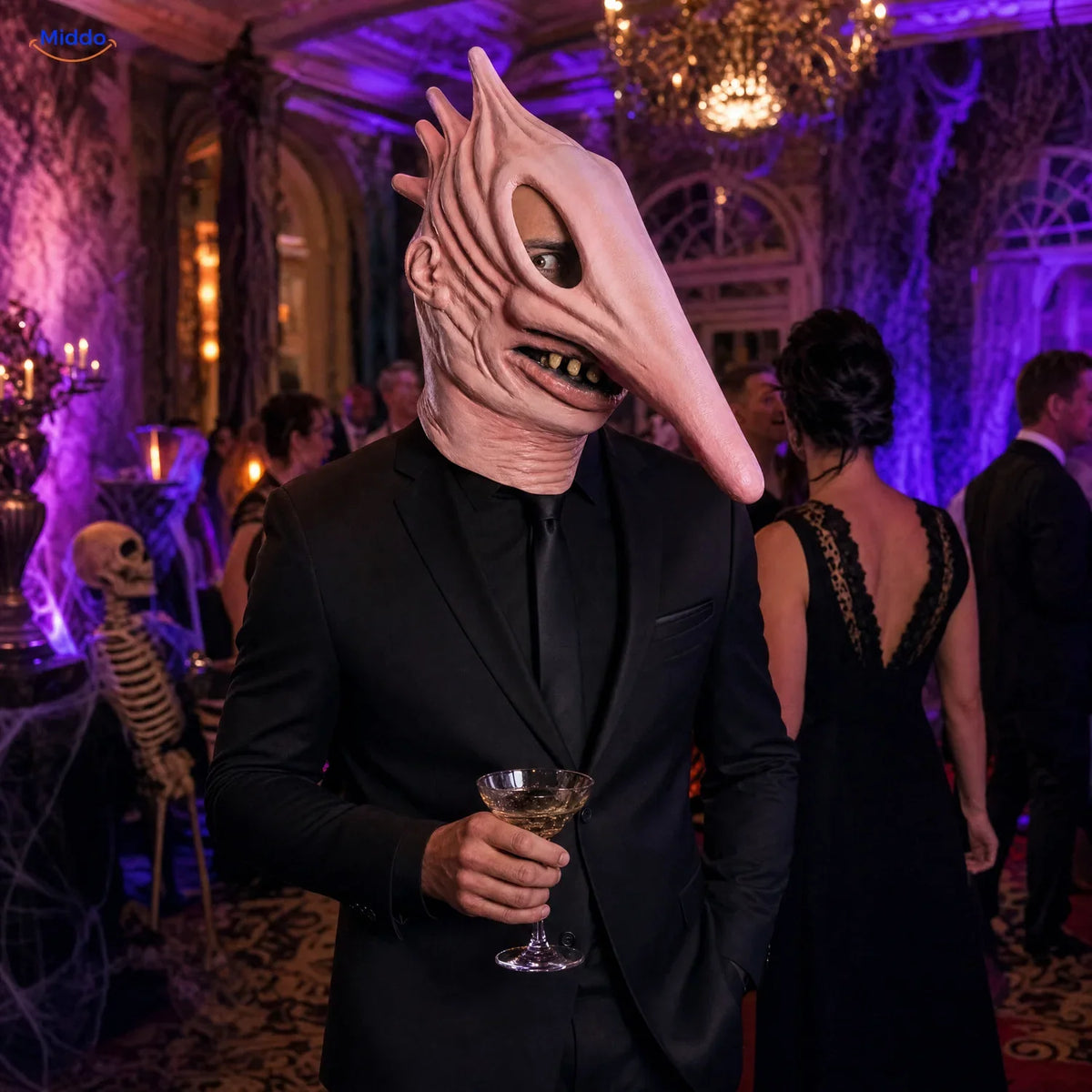 MaitlandMorph Halloween-Maske aus Latex: Mann mit Adam-Maske und langer Nase auf einer Party.