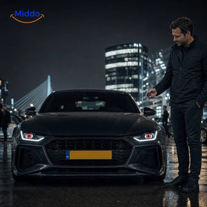 NightStare LED-Augendekoration für Scheinwerfer: Mann mit Fernbedienung neben einem Auto mit leuchtenden Augen.