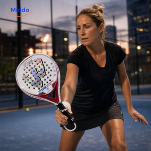 PadelPro Padelschläger: Spielerin in Spielhaltung während eines Ballwechsels.