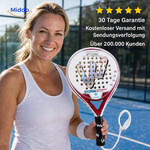 PadelPro Padelschläger: Spielerin mit rot-weißem Schläger am Padelplatz.