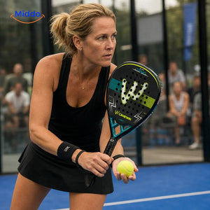 ProStrike Padelschläger: Spielerin bei der Vorbereitung zum Aufschlag.