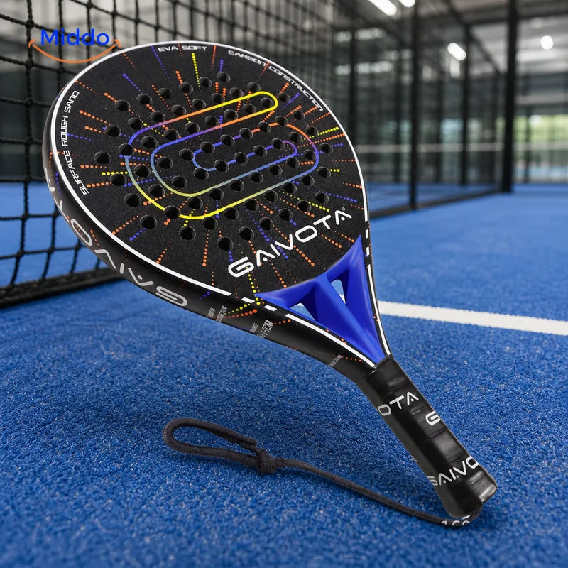 SpinDrive Padelschläger: Schläger auf einem blauen Padelplatz.