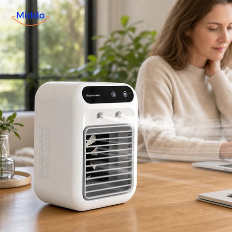 Weißer MistoCool Tischventilator mit Wassernebel im Homeoffice