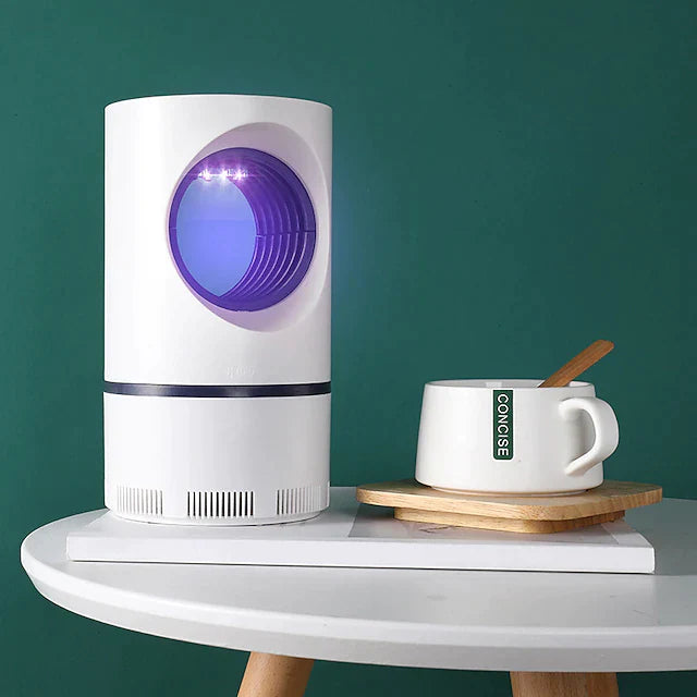 ZzzapAway Mückenabwehr auf einem Tisch neben einer Kaffeetasse.