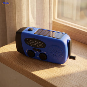 Notfallradio auf einer Fensterbank, das Solarpanel liegt flach in der Oberseite in der Sonne