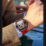 ONOLA Uhr mit rotem Armband, getragen von einem Mann.