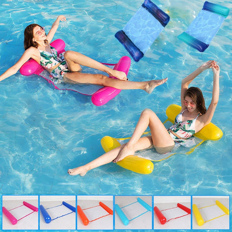 Frauen treiben auf einer aufblasbaren Wasserhängematte im Pool