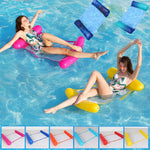 Frauen treiben auf einer aufblasbaren Wasserhängematte im Pool.