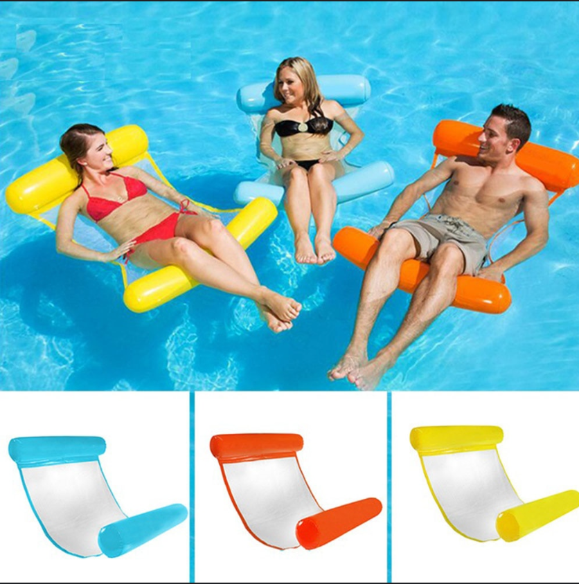 Menschen entspannen auf einer aufblasbaren Wasserhängematte im Pool in orange-gelber und hellblauer Farbe.