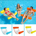 Menschen entspannen auf einer aufblasbaren Wasserhängematte im Pool in orange-gelber und hellblauer Farbe.