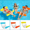 Menschen entspannen auf einer aufblasbaren Wasserhängematte im Pool in orange-gelber und hellblauer Farbe.