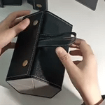 <pre><strong>Optigarde Brillenetui Schwarz 6-Fächer Hände zeigen mit Klappfunktion</strong><br>
<a href="http://www.middo.nl">www.middo.nl</a></pre>