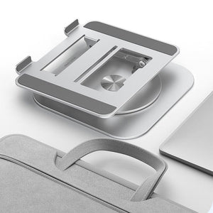 Klappbarer Laptopständer neben Tasche und Laptop auf weißer Oberfläche