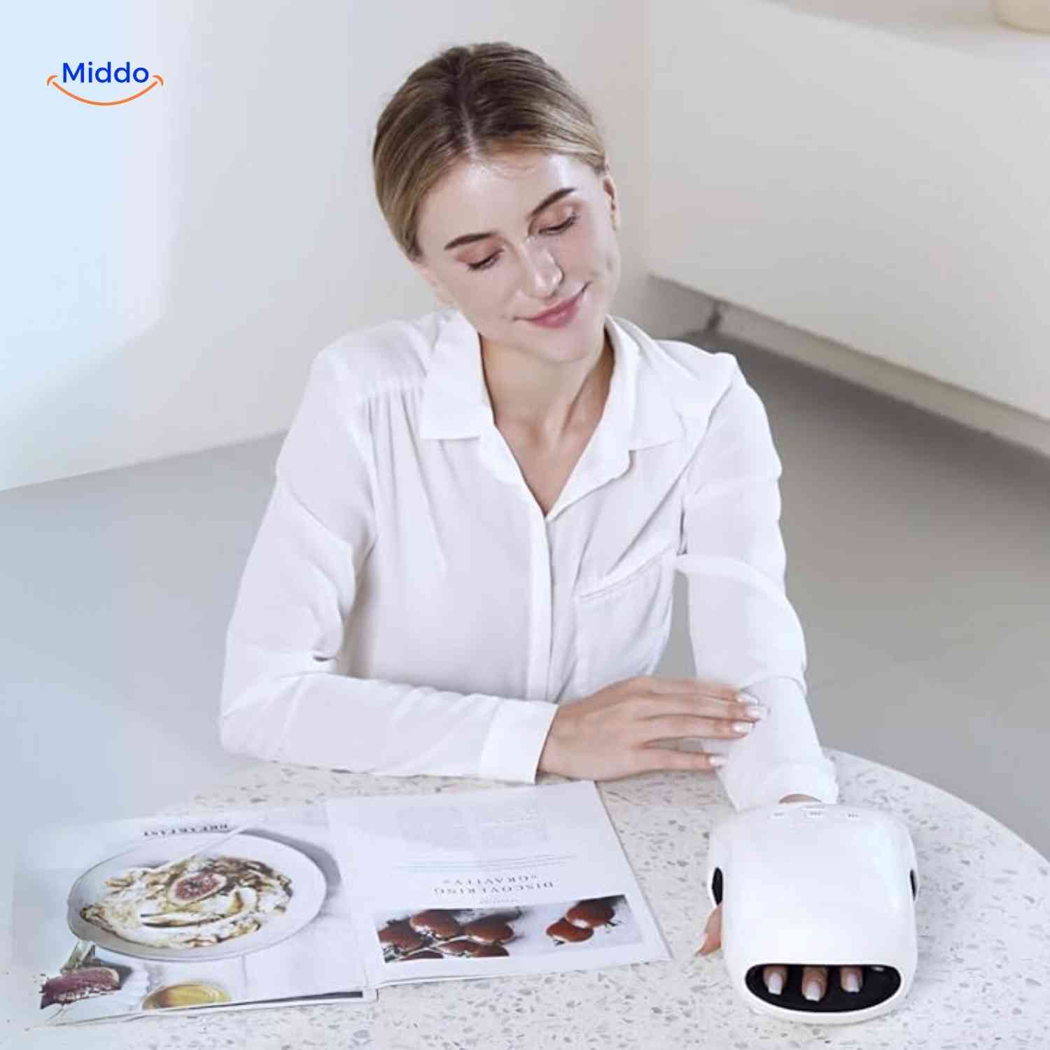 <palmex massager> Entspannte Handmassage beim Lesen <a href="http://www.middo.nl">www.middo.nl</a> </palmex massager>