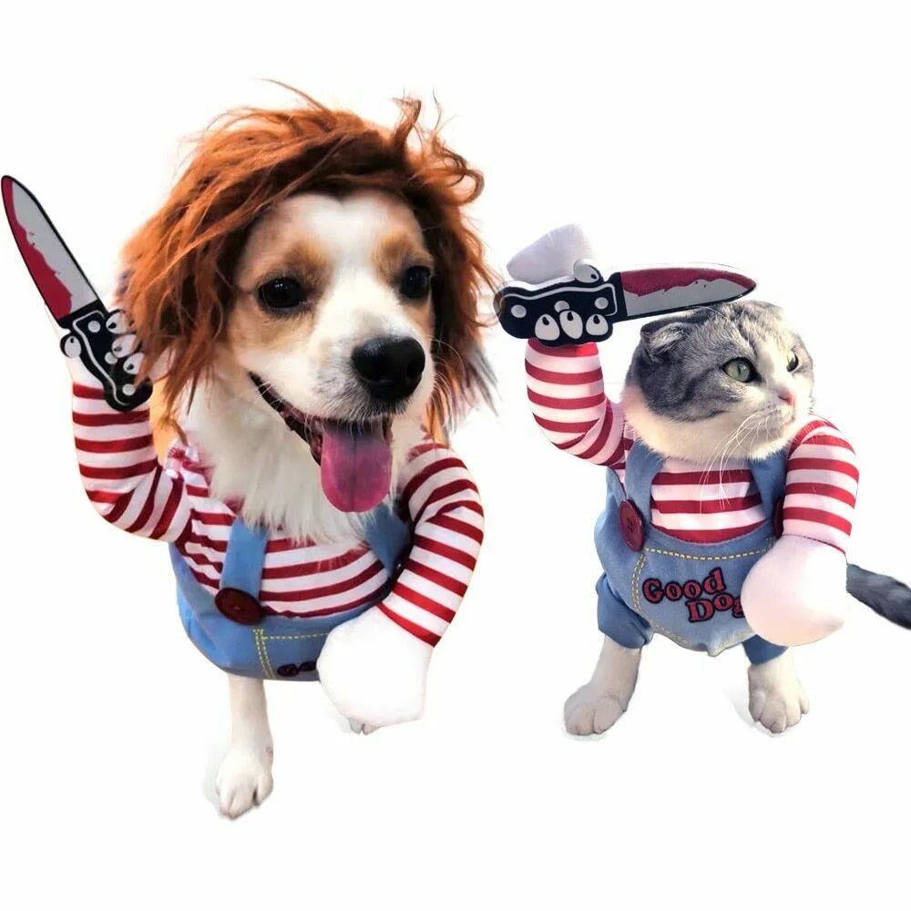 Hund und Katze in gruseligen Puppenkostümen mit Messer in der Pfote