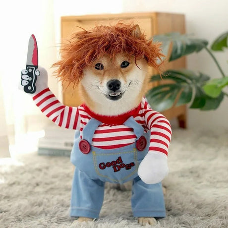 Shiba Inu Hund in gruseligem Puppenkostüm mit rotem Haar und Messer