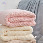 <p>Das <strong>Ananasgitter</strong> Handtuch ist schnell trocknend und äußerst saugfähig. Es ist das perfekte Geschenk für jeden Anlass!</p>