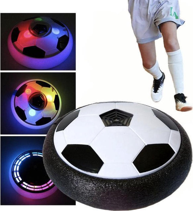 Der AirPlay Fußball mit noch 3 Fotos von den verschiedenen Farben der LED-Beleuchtung und mit den Beinen eines Jungen in Fußballschuhen vor einem weißen Hintergrund