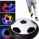 Der AirPlay Fußball mit noch 3 Fotos von den verschiedenen Farben der LED-Beleuchtung und mit den Beinen eines Jungen in Fußballschuhen vor einem weißen Hintergrund