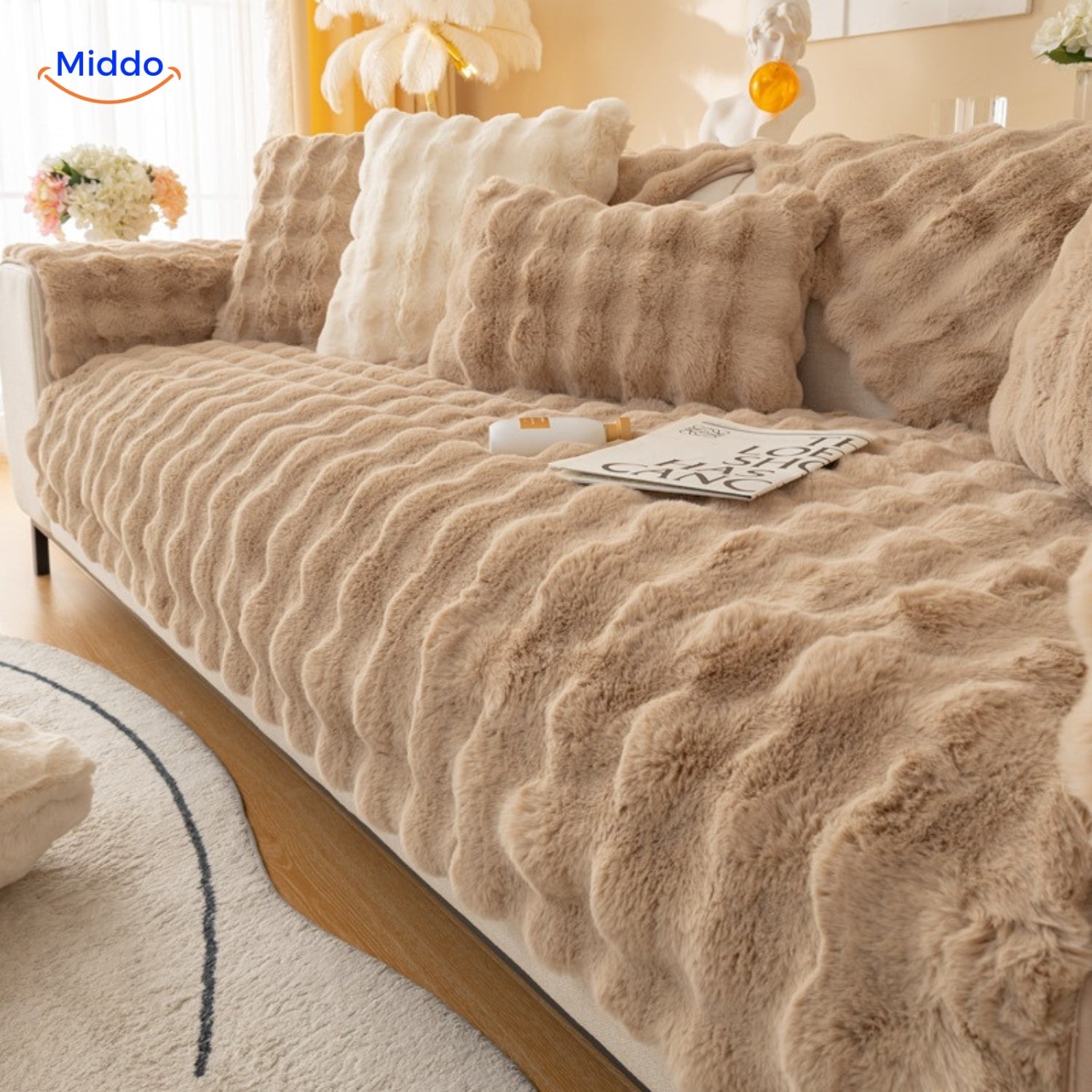 Beige Sofaschutz und Kissen-Set für das Sofa.