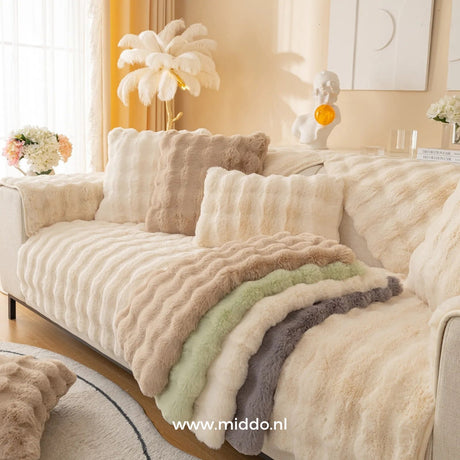 Beige Sofa mit verschiedenen Farben von Möbelbezügen, einschließlich Kissen und Dekorationen
