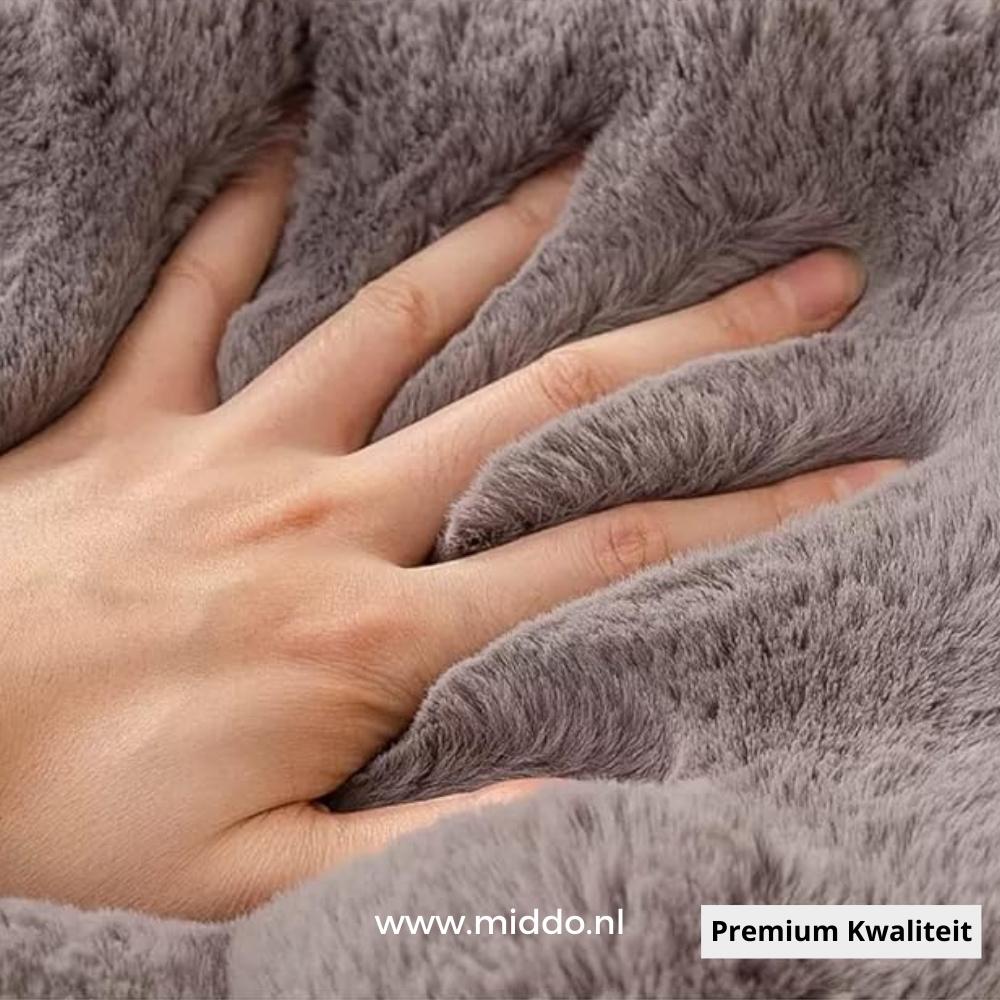 Hand, die auf einen grauen Möbelbezug drückt, um die Weichheit zu zeigen.