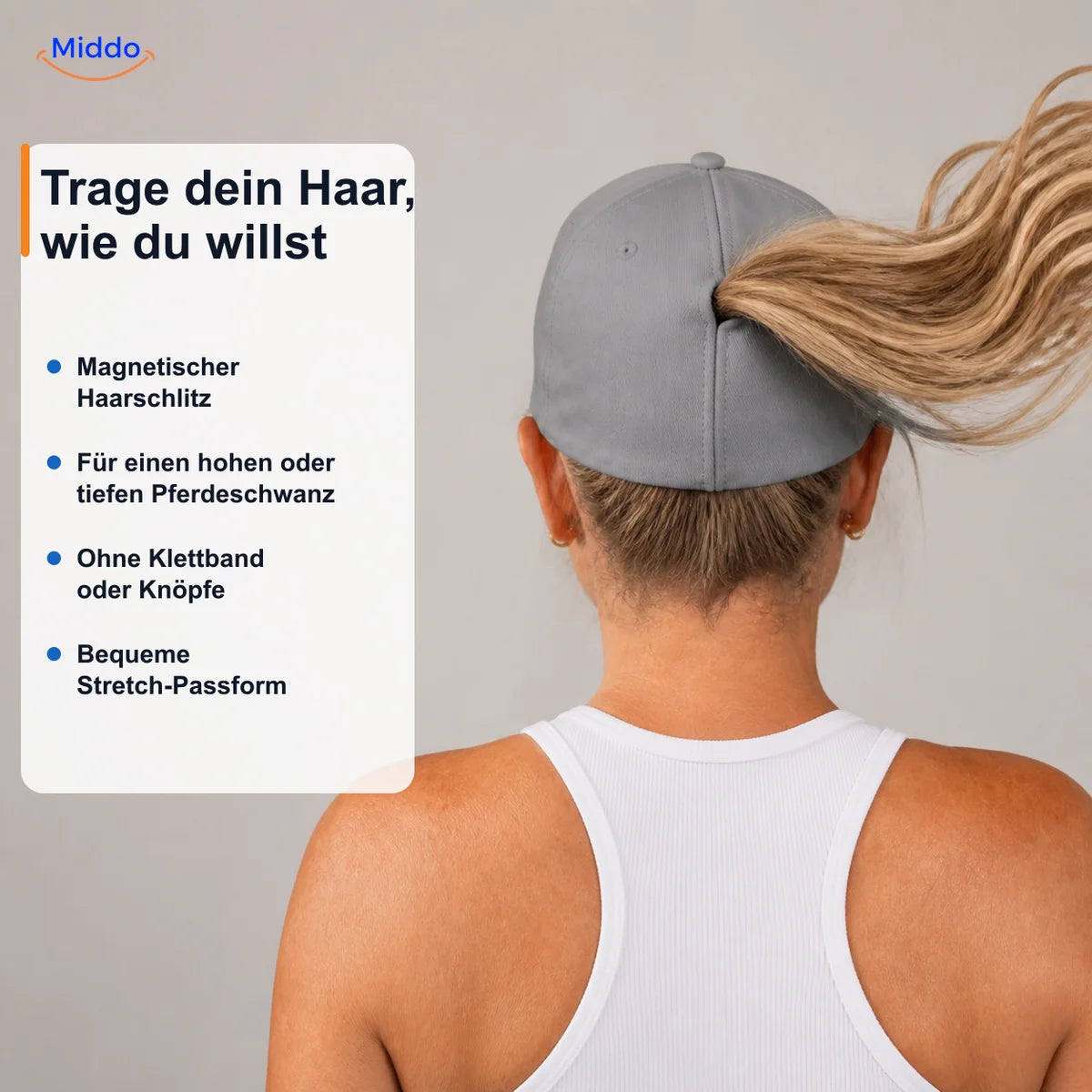Blonde Frau zeigt, wie das Haar lokal durch die magnetische Rückennaht der Ponylite Kappe geführt wird
