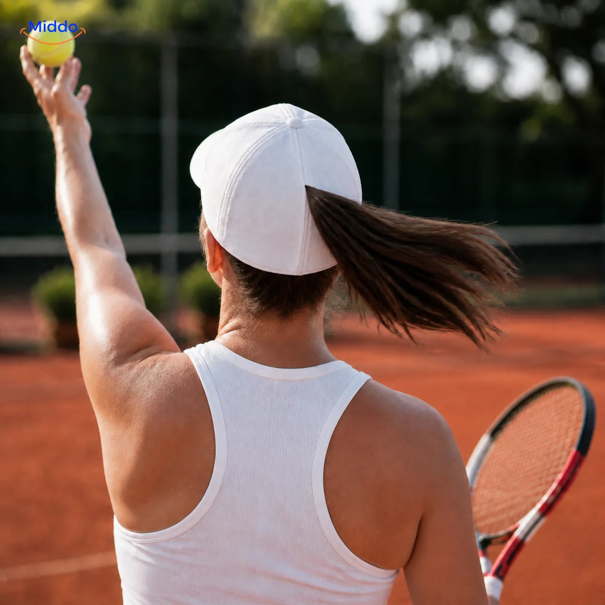 Frau mit braunem Haar trägt beim Tennis eine weiße Ponylite Kappe mit Magnetnaht
