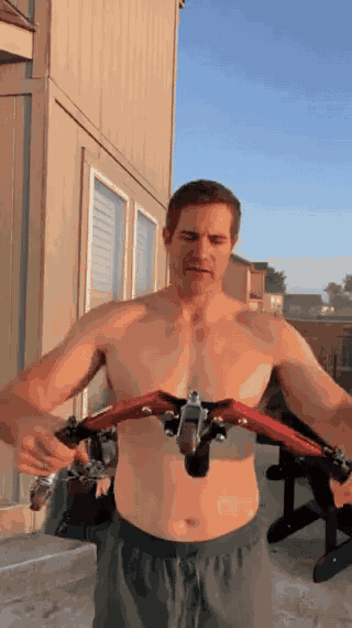 powerflex arm trainer Mann nutzt draußen Workout