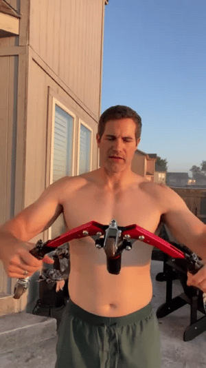 powerflex arm trainer Mann nutzt draußen Workout